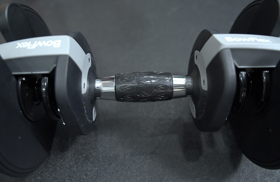 The rubber-coated handle of the Bowflex Results Series 552 SelectTech adjustable dumbbell