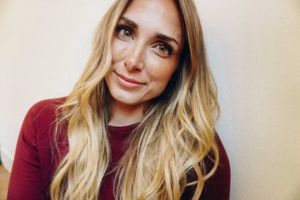 A headshot of Lindsay Scheele, a reviewer for Garage Gym Reviews Everything